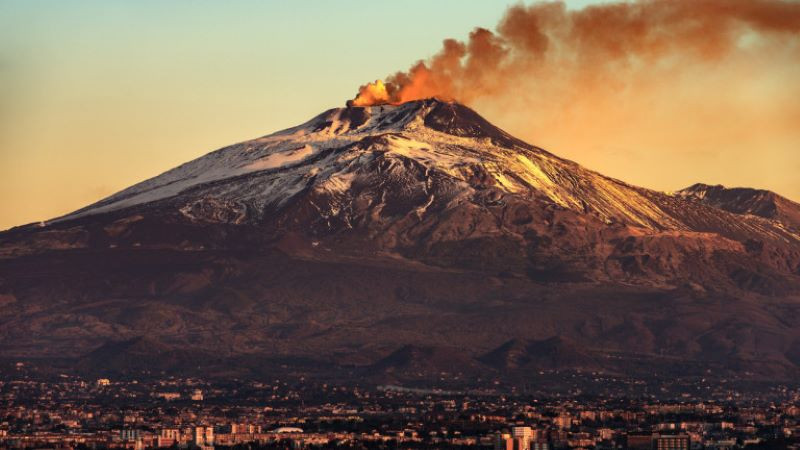 Изригване на вулкана Етна затвори летището в Катаня